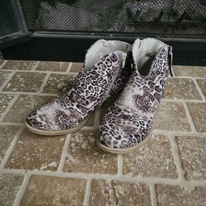 Very G Leopard Print Ankle Boots Size 8